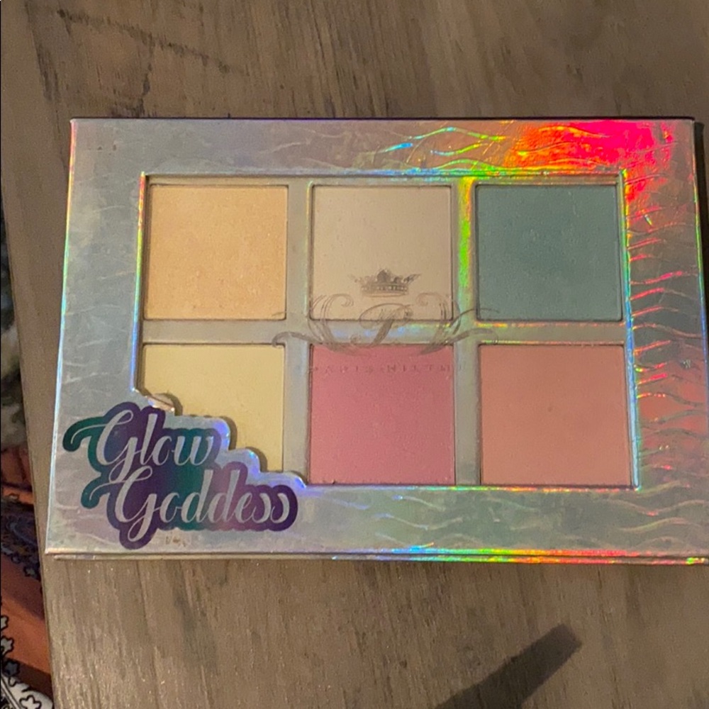 Paris Hilton glow goddess highlighter Pallet